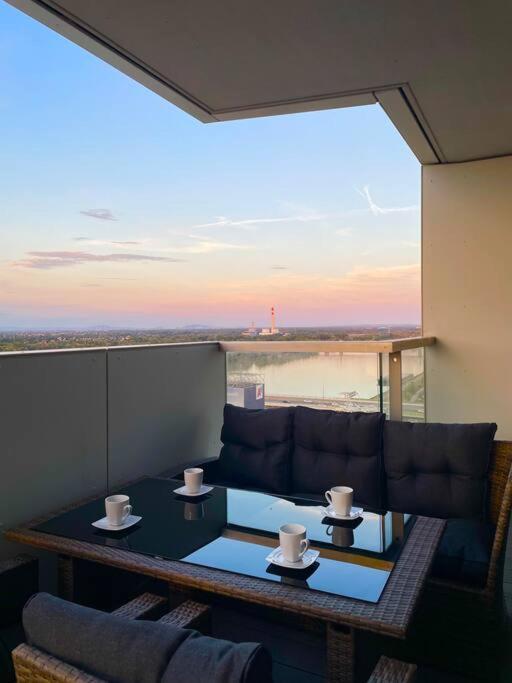 Danube Skyline Executive Apartamento *